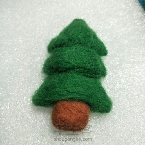羊毛毡圣诞树胸针 第8步