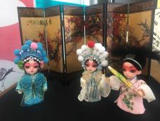 北京绢人是一种传统的民族手工艺品。它是融合了雕塑、彩绘、服装、道具、头饰等几十道工序，经过精细手工制作而成，至今已有一千多年的历史，文字史料可追溯至唐。唐娃娃可以说是简化版的北京绢人，制作较为简单，但是发型是个难点，本文主要介绍小青的制作。