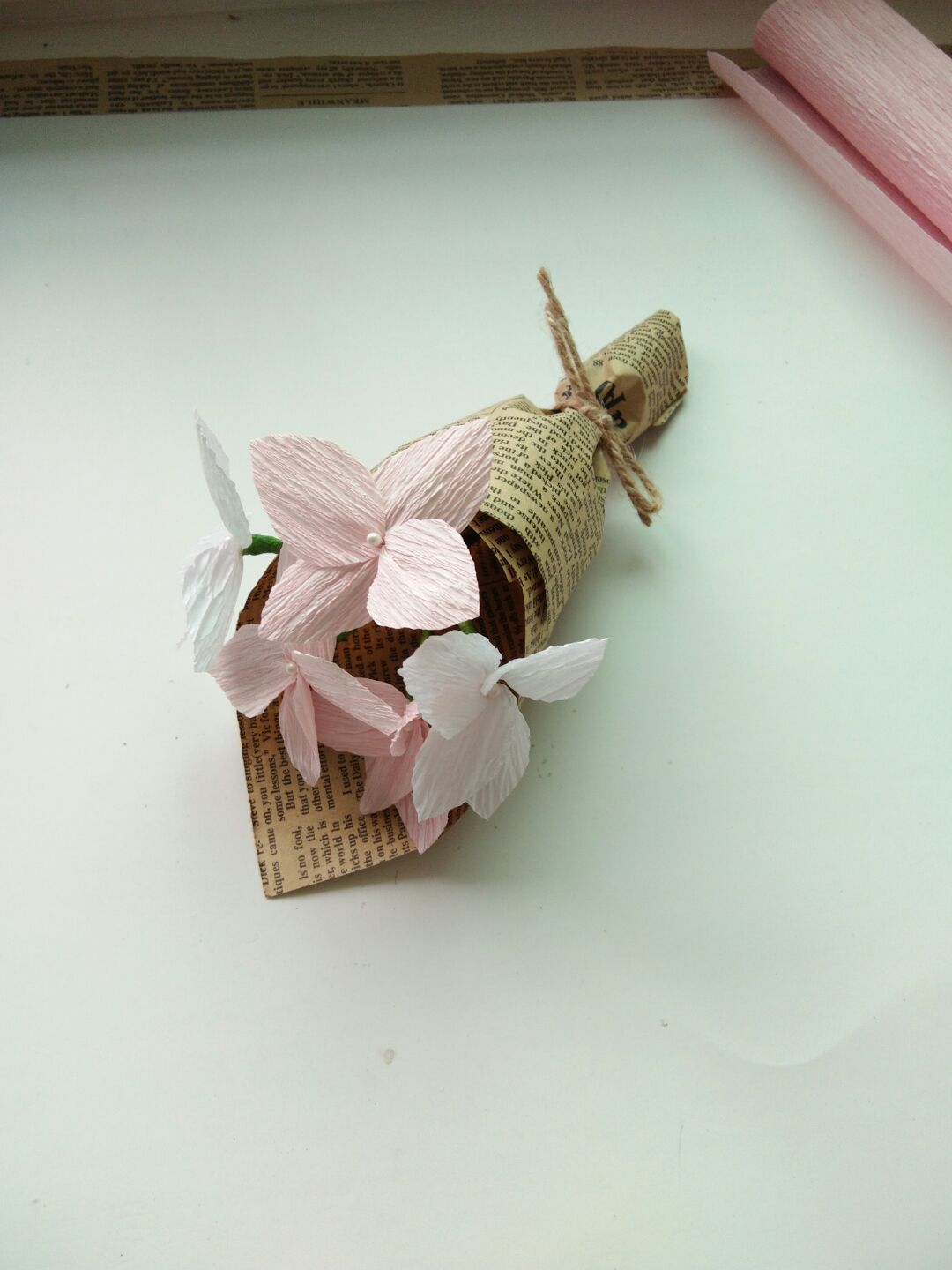简单的皱纹纸小花束用来拍照装饰房间都很美