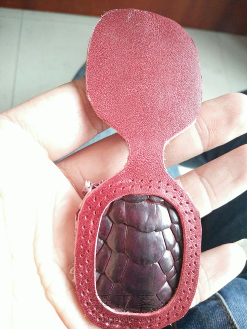 鳄鱼皮钥匙挂件 第2步