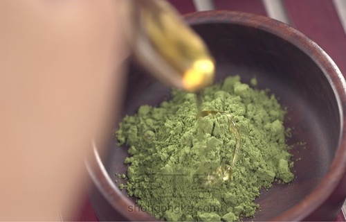 抹茶祛痘面膜 第2步