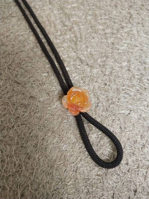 一款超简单的成品绳毛衣链 第1步