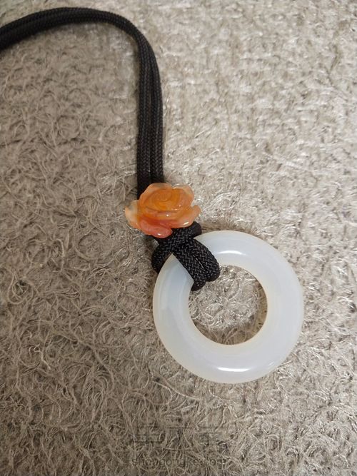 一款超简单的成品绳毛衣链 第3步