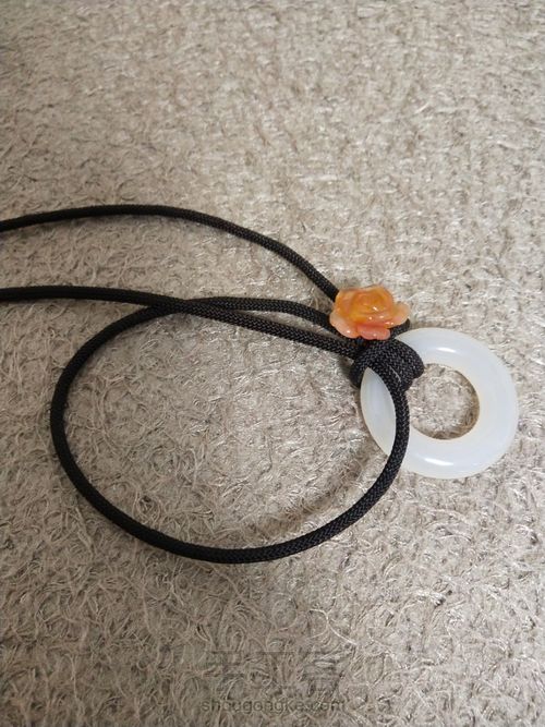 一款超简单的成品绳毛衣链 第5步