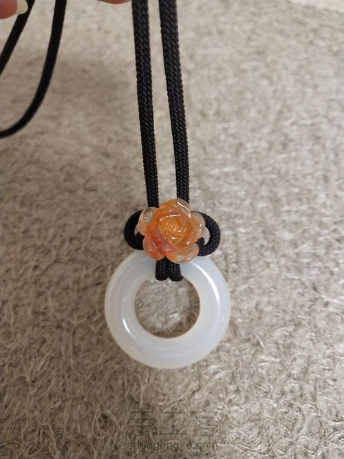 一款超简单的成品绳毛衣链 第6步