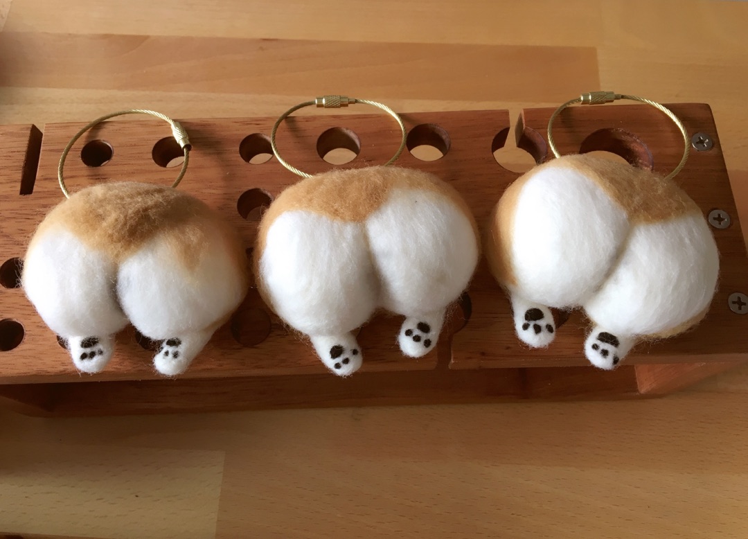 用羊毛毡戳制一个柯基钥匙挂件，材料：日本进口填充棉、昆士兰羊毛；制作时长：1小时