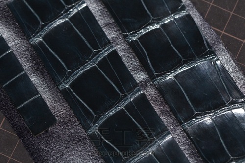 干练风格的鳄鱼皮表带 第4步