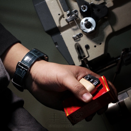 干练风格的鳄鱼皮表带 第44步