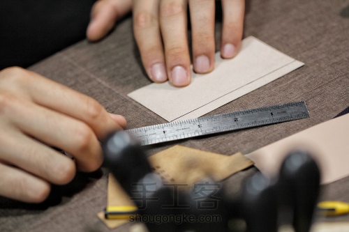 手工皮具详细制作过程 | 盛开在夏日里的雏菊，纳帕三卡位卡包 第8步