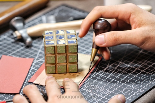 手工皮具详细制作过程 | 盛开在夏日里的雏菊，纳帕三卡位卡包 第61步