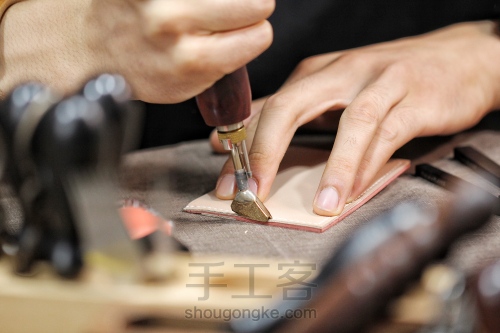手工皮具详细制作过程 | 盛开在夏日里的雏菊，纳帕三卡位卡包 第80步