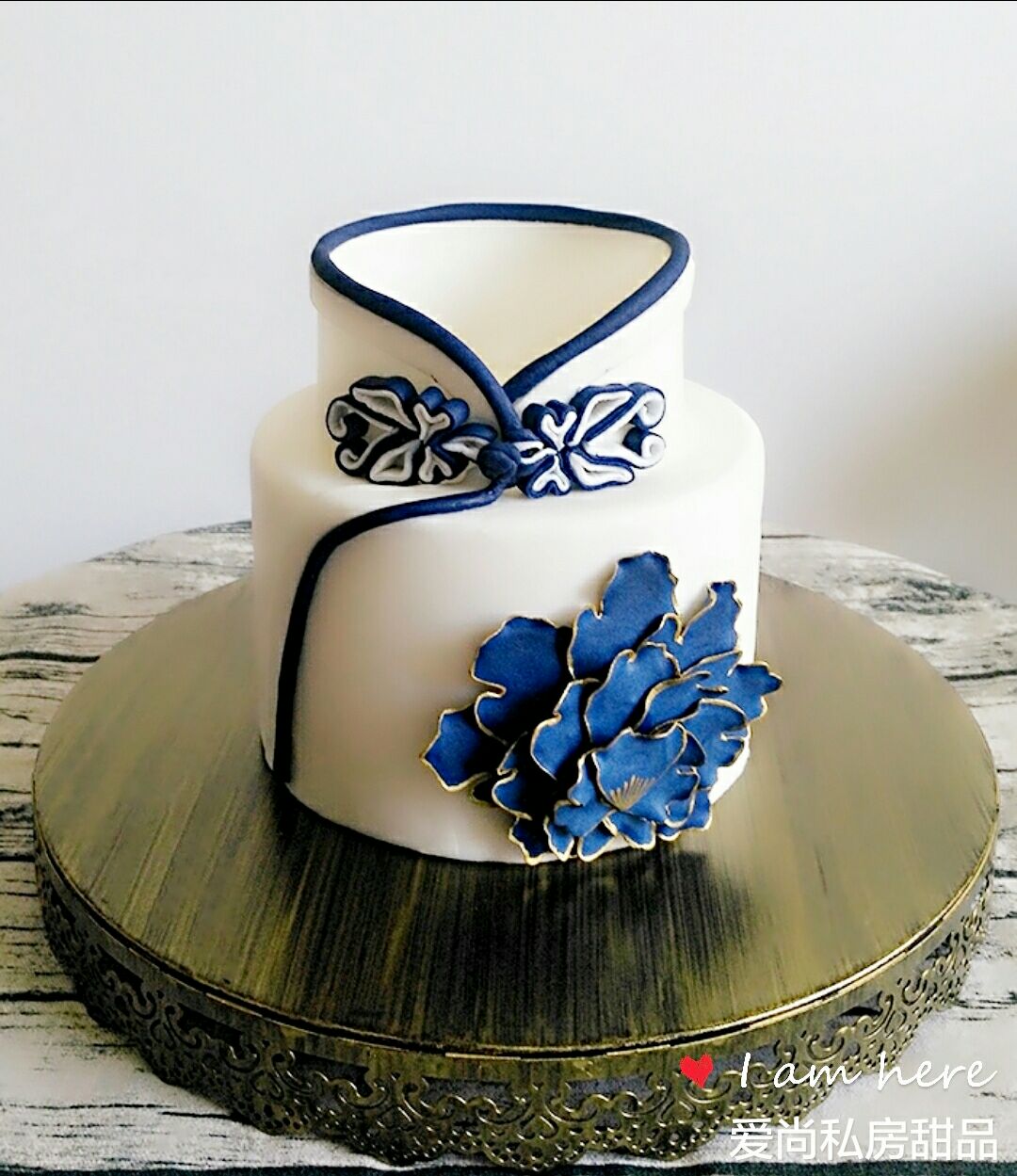 牡丹、青花瓷、盘扣等元素融为一体来诠释传统的中国风，当中式的翻糖蛋糕出现在现代的婚礼上，有没有穿越的感觉呢～