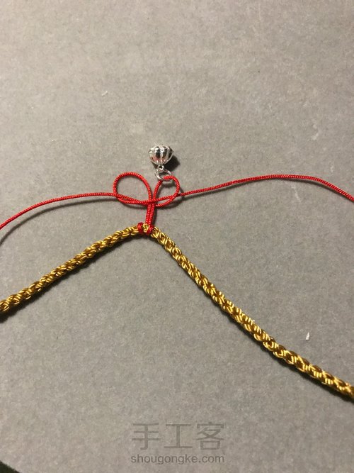 如何把吊坠挂到线上 第2步