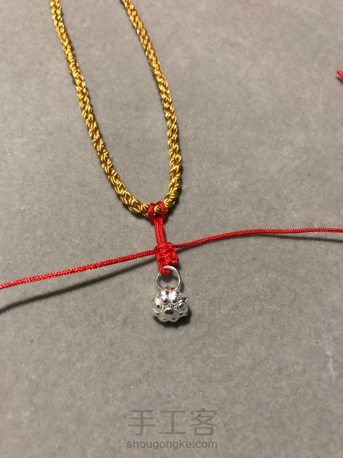 如何把吊坠挂到线上 第3步