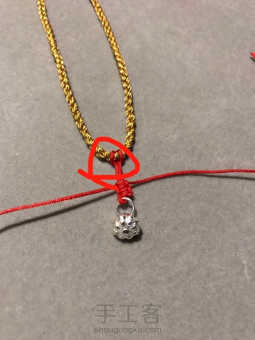 如何把吊坠挂到线上 第4步