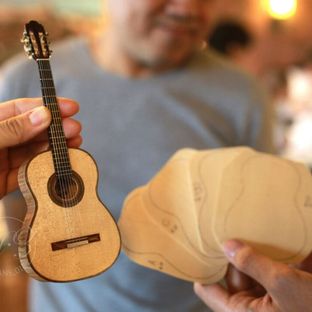 史上最精致小吉他 能弹的迷你微缩手工吉他