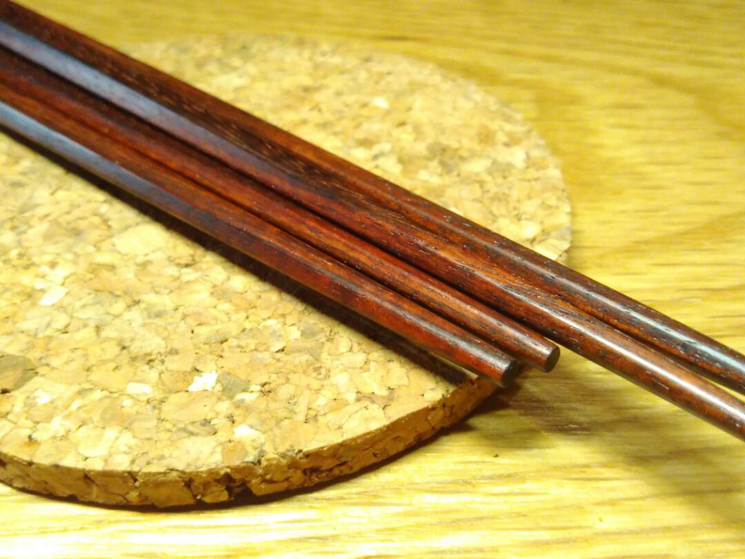 做小了点…25厘米长比较合适，粗7mm左右手感更好。
日式的尖头筷子。