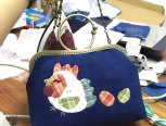  这款包包是绣在贵州特有的蓝靛土布上的，只有一针一线才合适这种用心制作的土布，贵州高原的有机板蓝根侵染的手工土布散发出来轻轻香气
