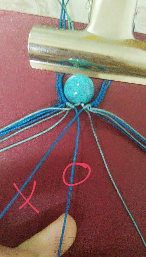 蓝颜，简单易学的一款手链。 第10步