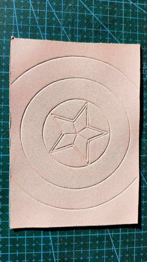 手工皮具 皮雕 美队盾牌驾照包 第2步