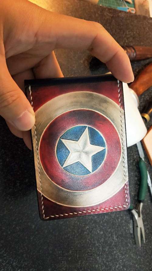 手工皮具 皮雕 美队盾牌驾照包 第9步