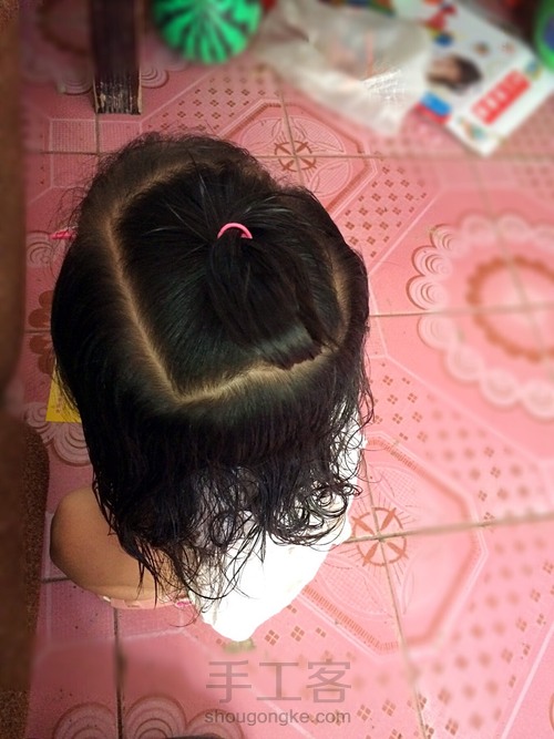 闲来无事 给小念念绑个头发 第1步