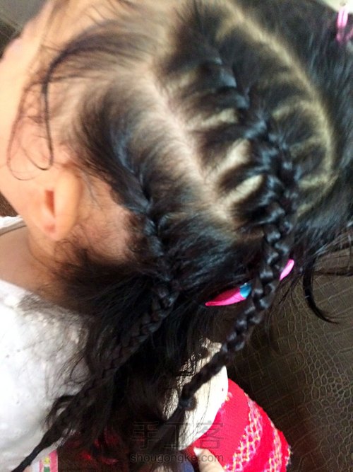 闲来无事 给小念念绑个头发 第2步