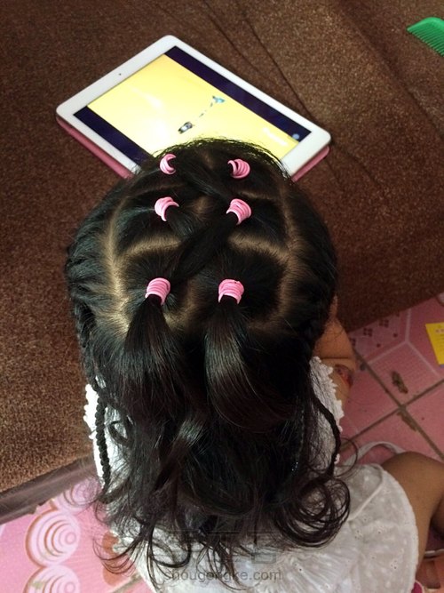 闲来无事 给小念念绑个头发 第3步