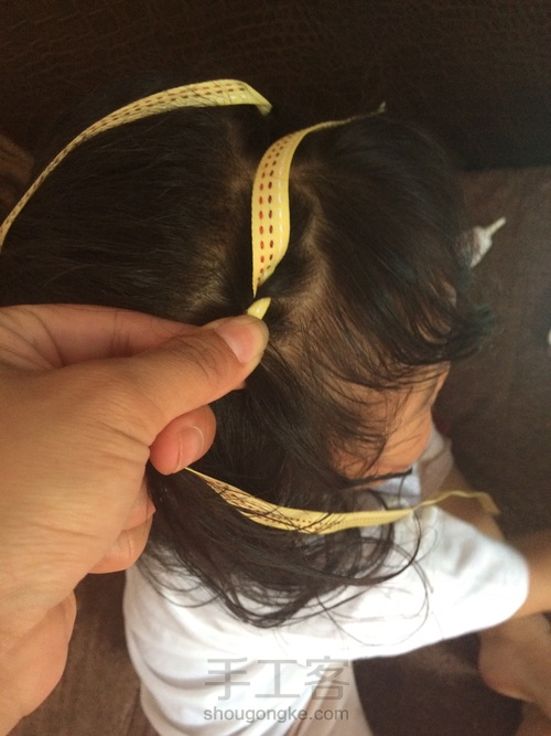 丝带蝴蝶结编发 第2步