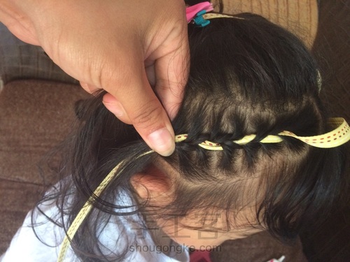 丝带蝴蝶结编发 第3步