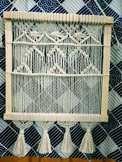 42cm的正方形木框搭配3mm棉线，结合绳结的编织组合，让废旧的木框，有了新的意义