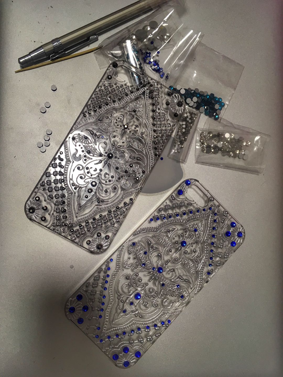 材料：透明手机硬壳 ，丙烯 ，平钻
可以动手画了
