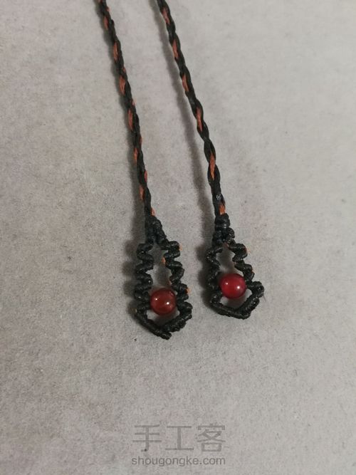 四股辫结尾的简单尾扣 第10步