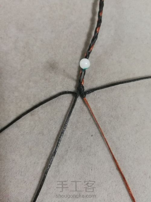 四股辫结尾的简单尾扣 第2步