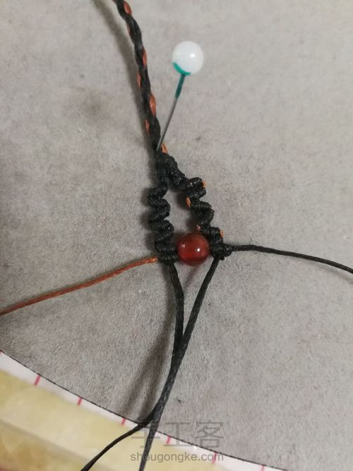 四股辫结尾的简单尾扣 第7步