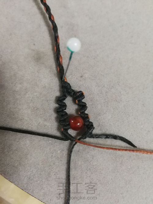 四股辫结尾的简单尾扣 第8步