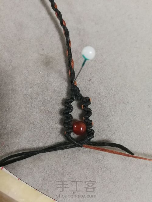 四股辫结尾的简单尾扣 第9步