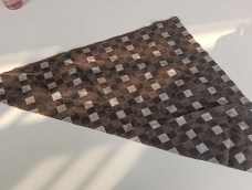 一块三角香云纱刀口，颜色很大方，做一个丝巾效果应该不错，锁个边即可。