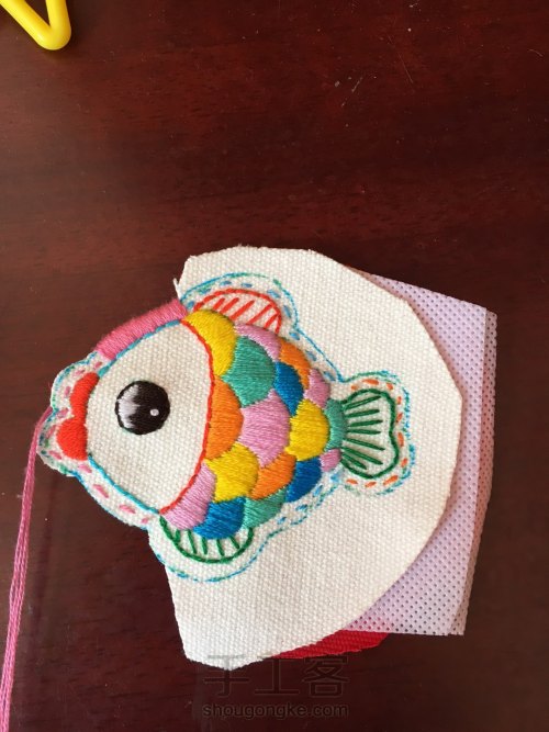 手工刺绣小鱼挂饰教程，给自己做一个独一无二的萌萌小饰品。 第2步