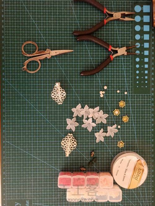 用塑料花做一个雪莲花小发卡吧 第1步