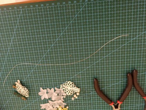 用塑料花做一个雪莲花小发卡吧 第2步