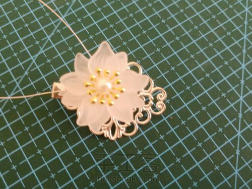 用塑料花做一个雪莲花小发卡吧 第6步