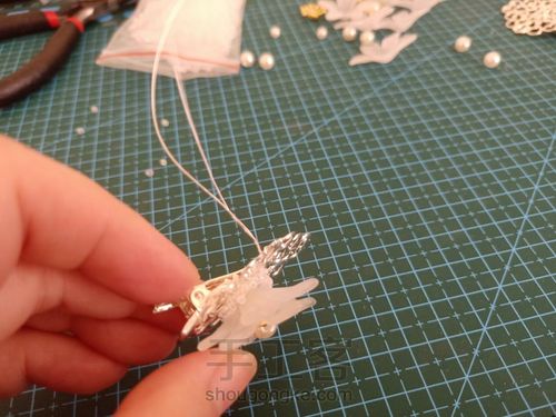 用塑料花做一个雪莲花小发卡吧 第7步