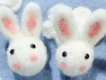 羊毛毡玩偶毛绒绒的很是可爱，可能很多人都愿意尝试亲手做一个羊毛毡的小玩偶。今天就教大家一个最基础的羊毛毡玩偶，一个可爱的小兔子。