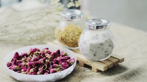 秋的浪漫，自制牛奶玫瑰浴盐磨砂膏 第1步