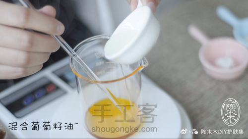 教你做超见效的护唇膏 第2步