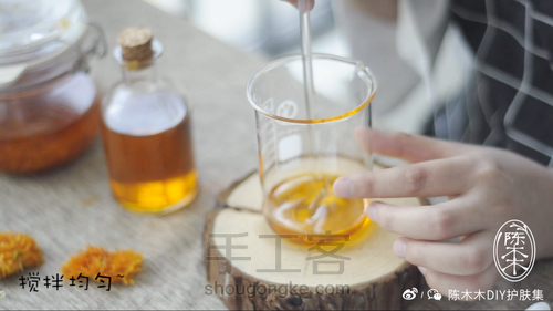 教你做超见效的护唇膏 第3步