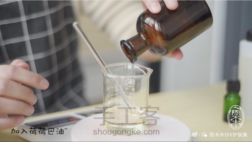 毛孔清洁滋润洁颜油,教你如何把闭口扼杀在源头 第2步