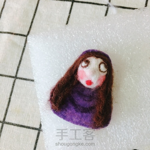 【原创毛毡手作】小红帽姑娘｜毛毡挂件／胸针 第3步