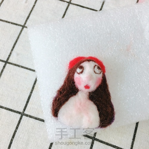 【原创毛毡手作】小红帽姑娘｜毛毡挂件／胸针 第4步